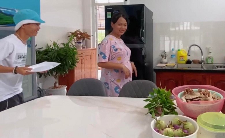 Cô gái xinh xắn lấy chàng trai chăn bò, mang thai được chồng cưng chiều, xây nhà tiền tỷ đón em bé - 1