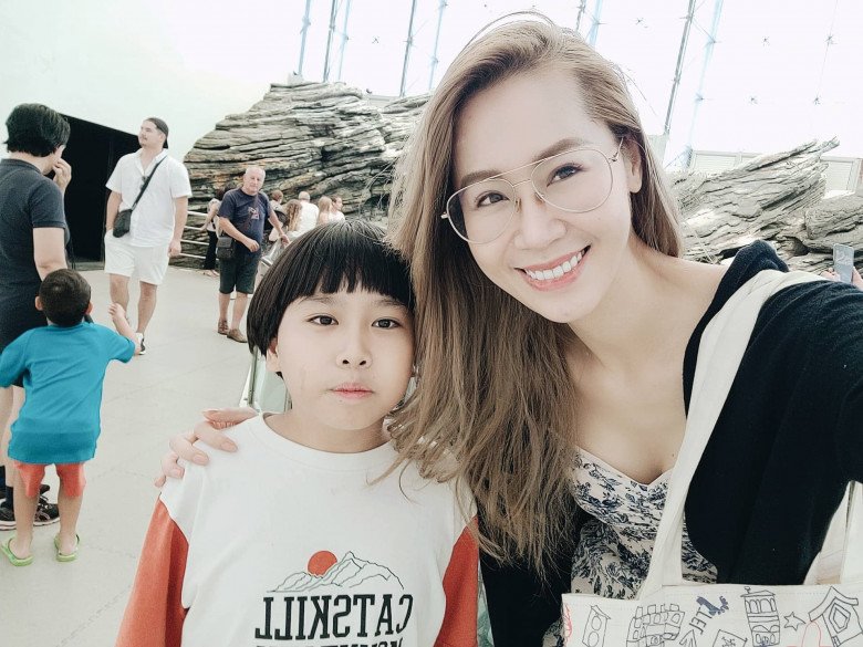 Hoa hậu Dương Thuỳ Linh: Hai mẹ con luôn động viên nhau học hành, thậm chí con còn chấn chỉnh thái độ học của mẹ - 15