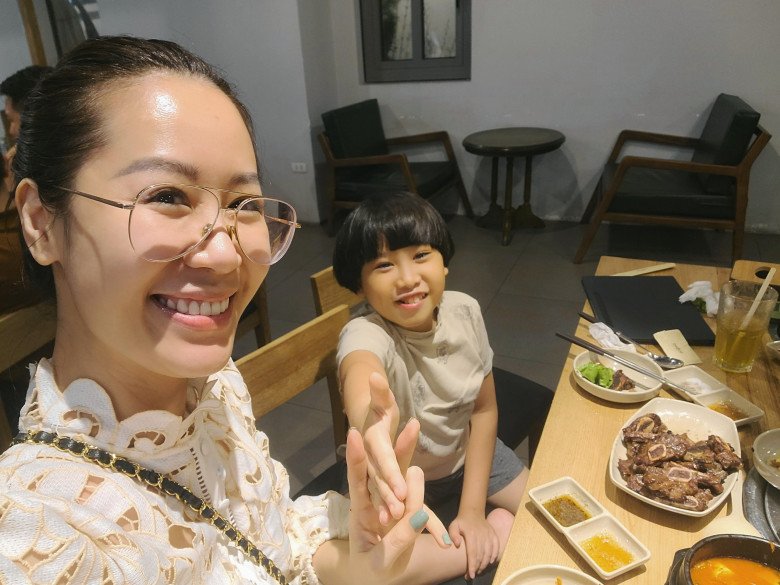 Hoa hậu Dương Thuỳ Linh: Hai mẹ con luôn động viên nhau học hành, thậm chí con còn chấn chỉnh thái độ học của mẹ - 13