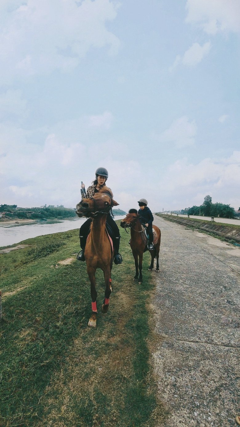 Hoa hậu Dương Thuỳ Linh: Hai mẹ con luôn động viên nhau học hành, thậm chí con còn chấn chỉnh thái độ học của mẹ - 12