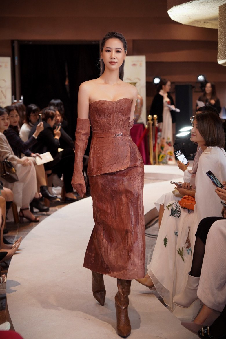 Hoa hậu Dương Thuỳ Linh: Hai mẹ con luôn động viên nhau học hành, thậm chí con còn chấn chỉnh thái độ học của mẹ - 18