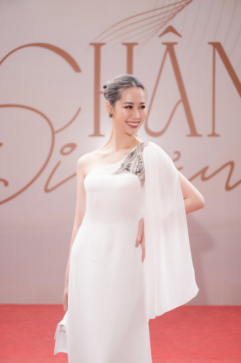 Hoa hậu Dương Thuỳ Linh: Hai mẹ con luôn động viên nhau học hành, thậm chí con còn chấn chỉnh thái độ học của mẹ - 19