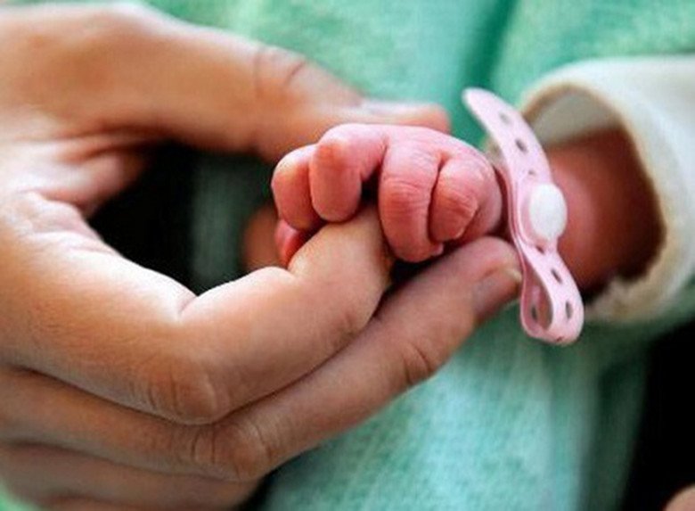 Bé 18 tháng mắc giang mai, cả nhà đi khám phát hiện thêm 2 người bị: Mẹ bầu truyền bệnh cho con ở tháng mấy thai kỳ? - 1