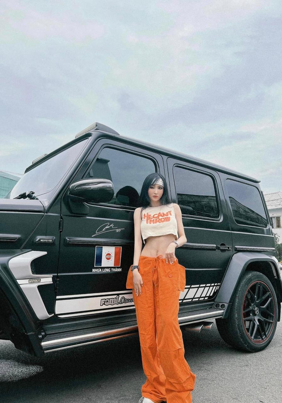 Vợ đại gia Minh Nhựa ghi điểm với short nhờ một chi tiết đắt giá - 1