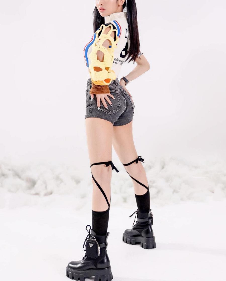 Vợ đại gia Minh Nhựa ghi điểm với short nhờ một chi tiết đắt giá - 2