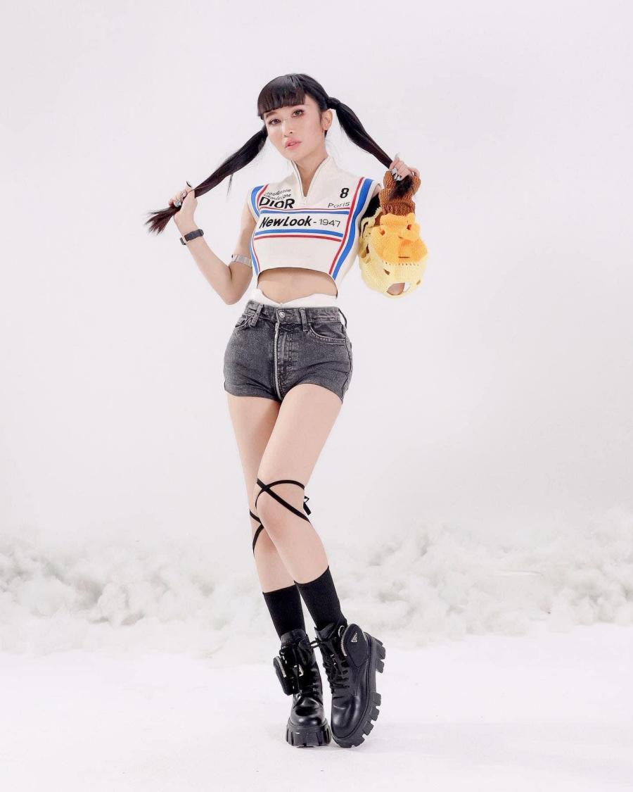 Vợ đại gia Minh Nhựa ghi điểm với short nhờ một chi tiết đắt giá - 3