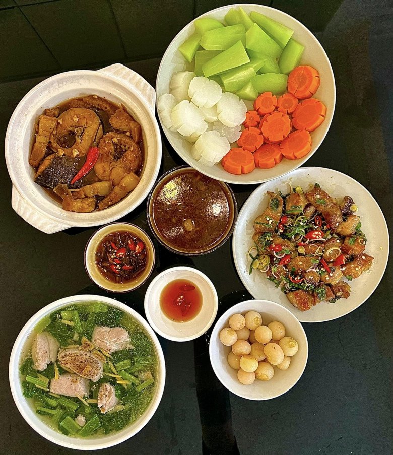 9X chưa chồng đã xinh lại đảm, bạn cứ thèm ăn lại nhắn tin đòi nấu để sang ăn ké - 9