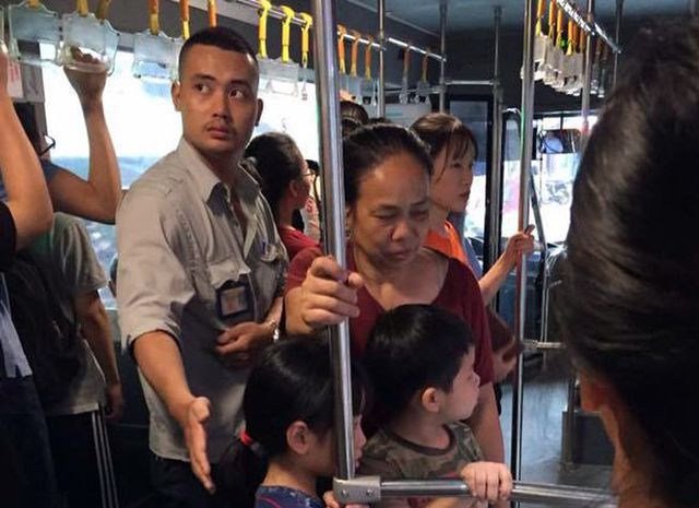 Nam giới không nhường ghế cho phụ nữ thì không đáng mặt đàn ông? - 1