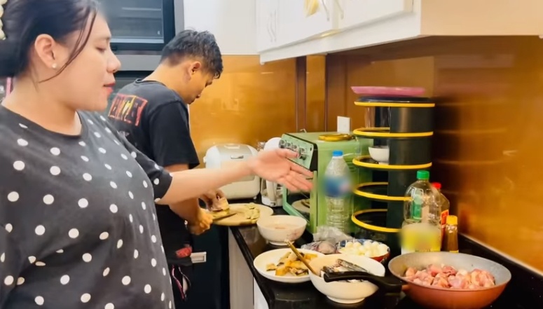 Chồng Hồ Bích Trâm nửa đêm gửi thực đơn cho anh trai vợ nấu, hôm sau xảy ra sự cố "dở khóc dở cười" - 1