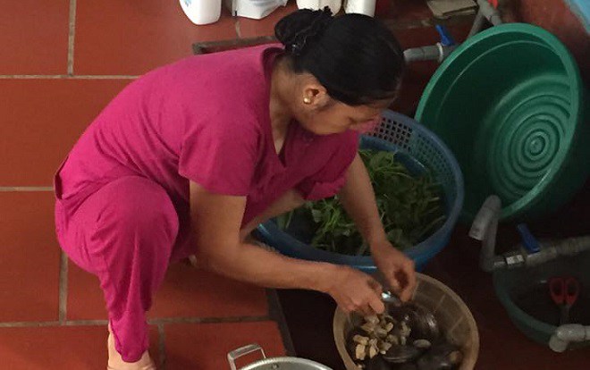 Có bầu mẹ chồng qua chăm, nửa đêm nghe tiếng cười trong nhà bếp tôi giận run người - 1