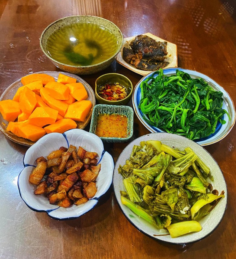 Mẹ 3 con Thái Nguyên khoe cơm gia đình toàn 4-5 món chỉ nấu trong 40 phút, nhìn mà thèm - 3