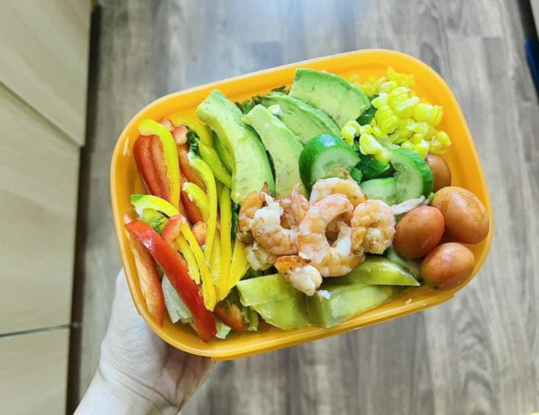 Nữ ca sĩ làm món thịt nướng nhưng con trai lại gào thét, “chạy bay hết dép” ra khỏi nhà - 9