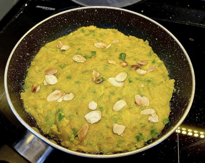 Nữ ca sĩ làm món thịt nướng nhưng con trai lại gào thét, “chạy bay hết dép” ra khỏi nhà - 12