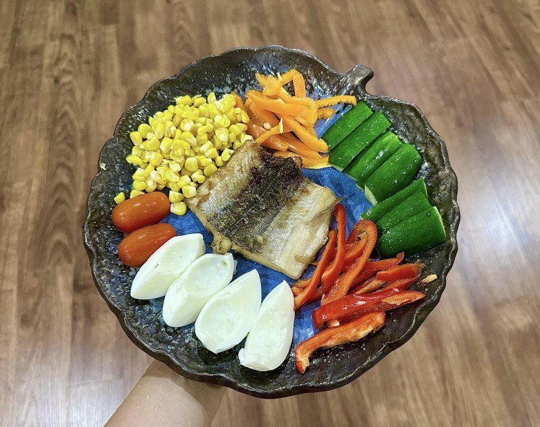 Nữ ca sĩ làm món thịt nướng nhưng con trai lại gào thét, “chạy bay hết dép” ra khỏi nhà - 11