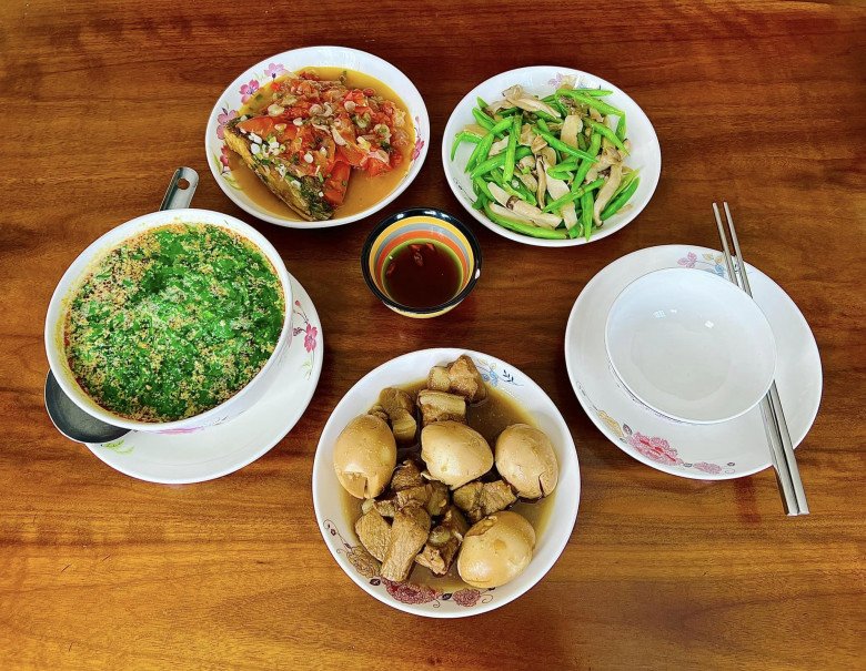 Nữ ca sĩ làm món thịt nướng nhưng con trai lại gào thét, “chạy bay hết dép” ra khỏi nhà - 7