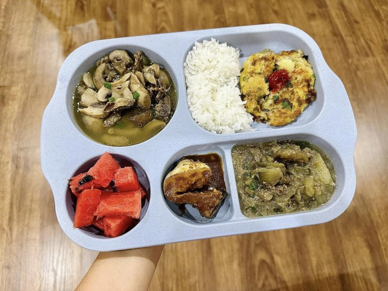 Nữ ca sĩ làm món thịt nướng nhưng con trai lại gào thét, “chạy bay hết dép” ra khỏi nhà - 10