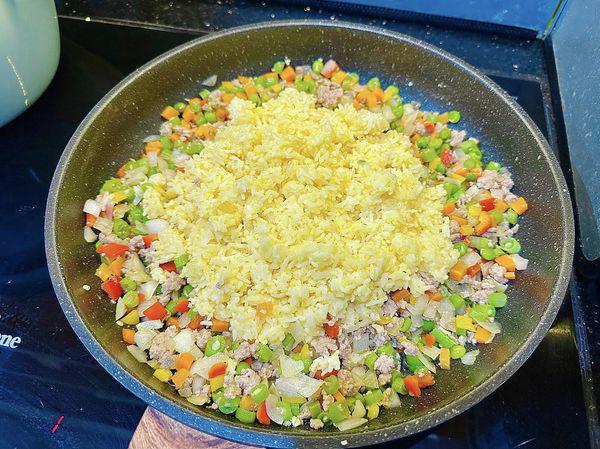 Nữ ca sĩ làm món thịt nướng nhưng con trai lại gào thét, “chạy bay hết dép” ra khỏi nhà - 6