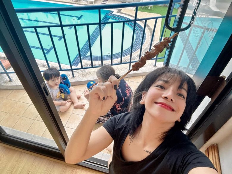 Nữ ca sĩ làm món thịt nướng nhưng con trai lại gào thét, “chạy bay hết dép” ra khỏi nhà - 1