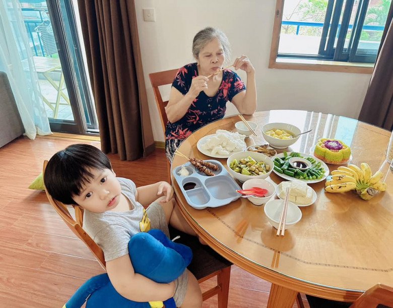 Nữ ca sĩ làm món thịt nướng nhưng con trai lại gào thét, “chạy bay hết dép” ra khỏi nhà - 4