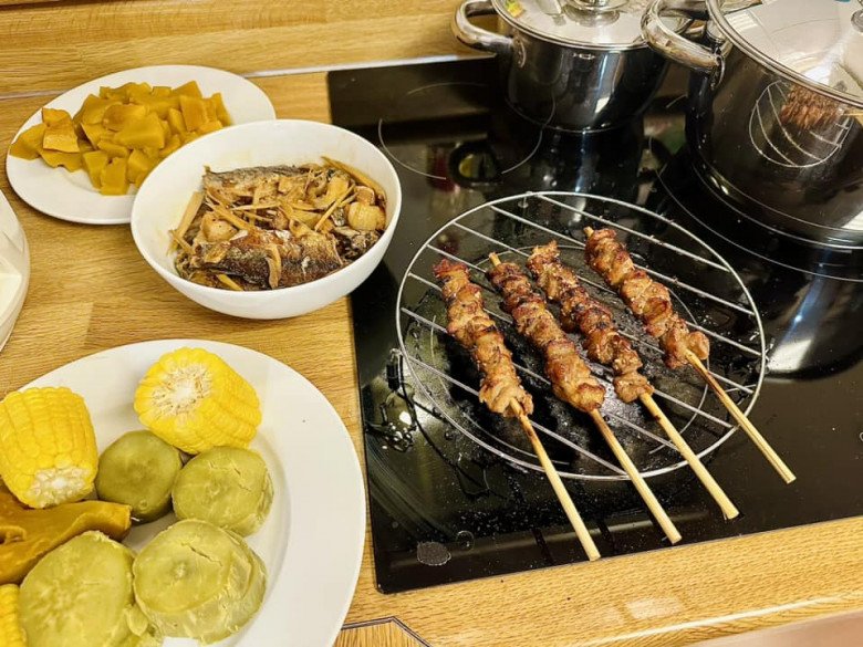 Nữ ca sĩ làm món thịt nướng nhưng con trai lại gào thét, “chạy bay hết dép” ra khỏi nhà - 2