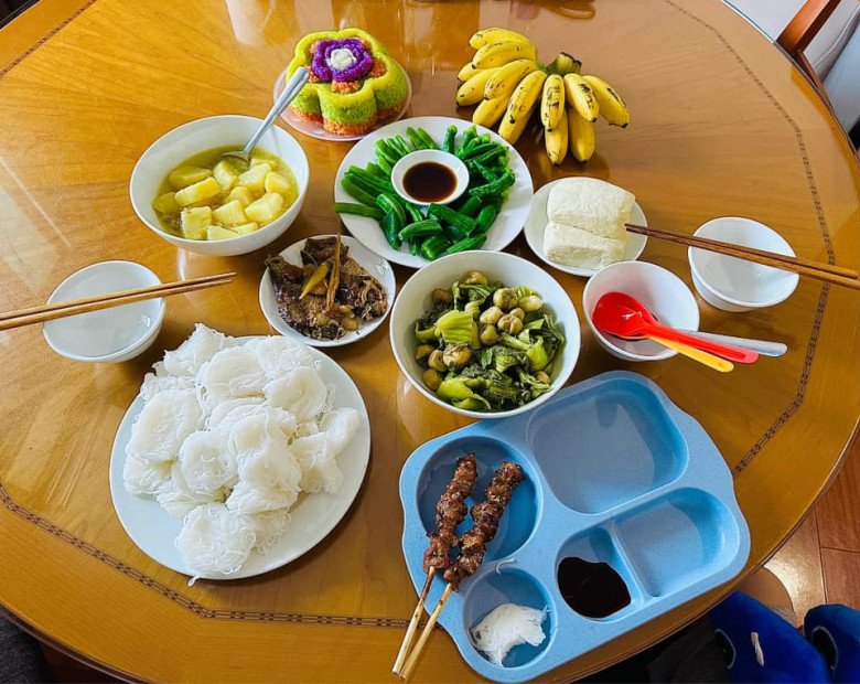 Nữ ca sĩ làm món thịt nướng nhưng con trai lại gào thét, “chạy bay hết dép” ra khỏi nhà - 5