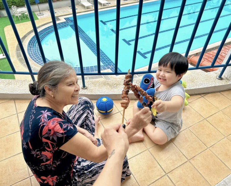 Nữ ca sĩ làm món thịt nướng nhưng con trai lại gào thét, “chạy bay hết dép” ra khỏi nhà - 3