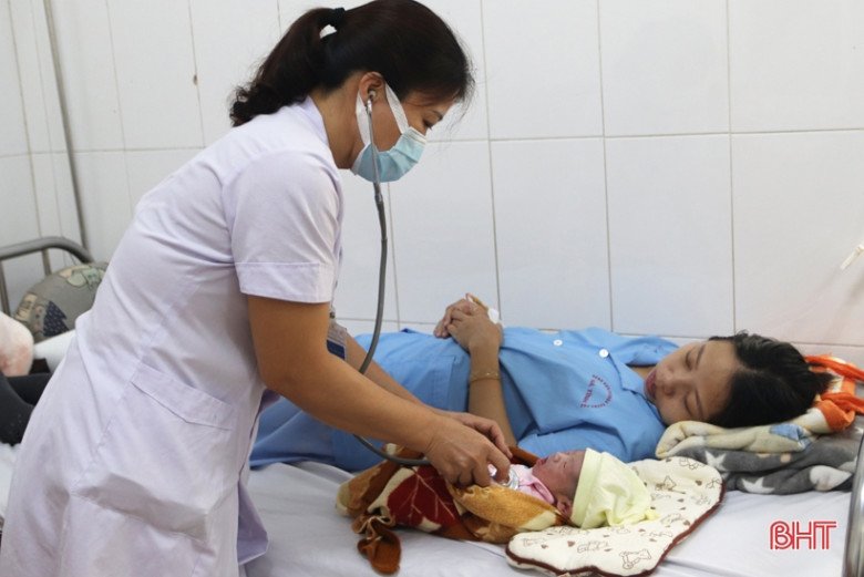 Sản phụ thai ngôi ngược chuyển dạ trên taxi, khi đến viện 2 chân bé sơ sinh đã thò ra ngoài - 1