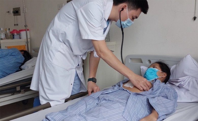 Sản phụ thai ngôi ngược chuyển dạ trên taxi, khi đến viện 2 chân bé sơ sinh đã thò ra ngoài - 2