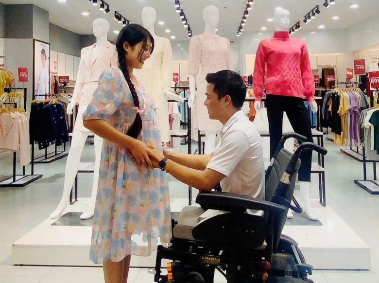 Sau đám cưới cổ tích 1 tháng, chàng trai không chân khoe vợ mang thai con đầu lòng, ngồi xe lăn ôm bụng vợ cười hạnh phúc - 1
