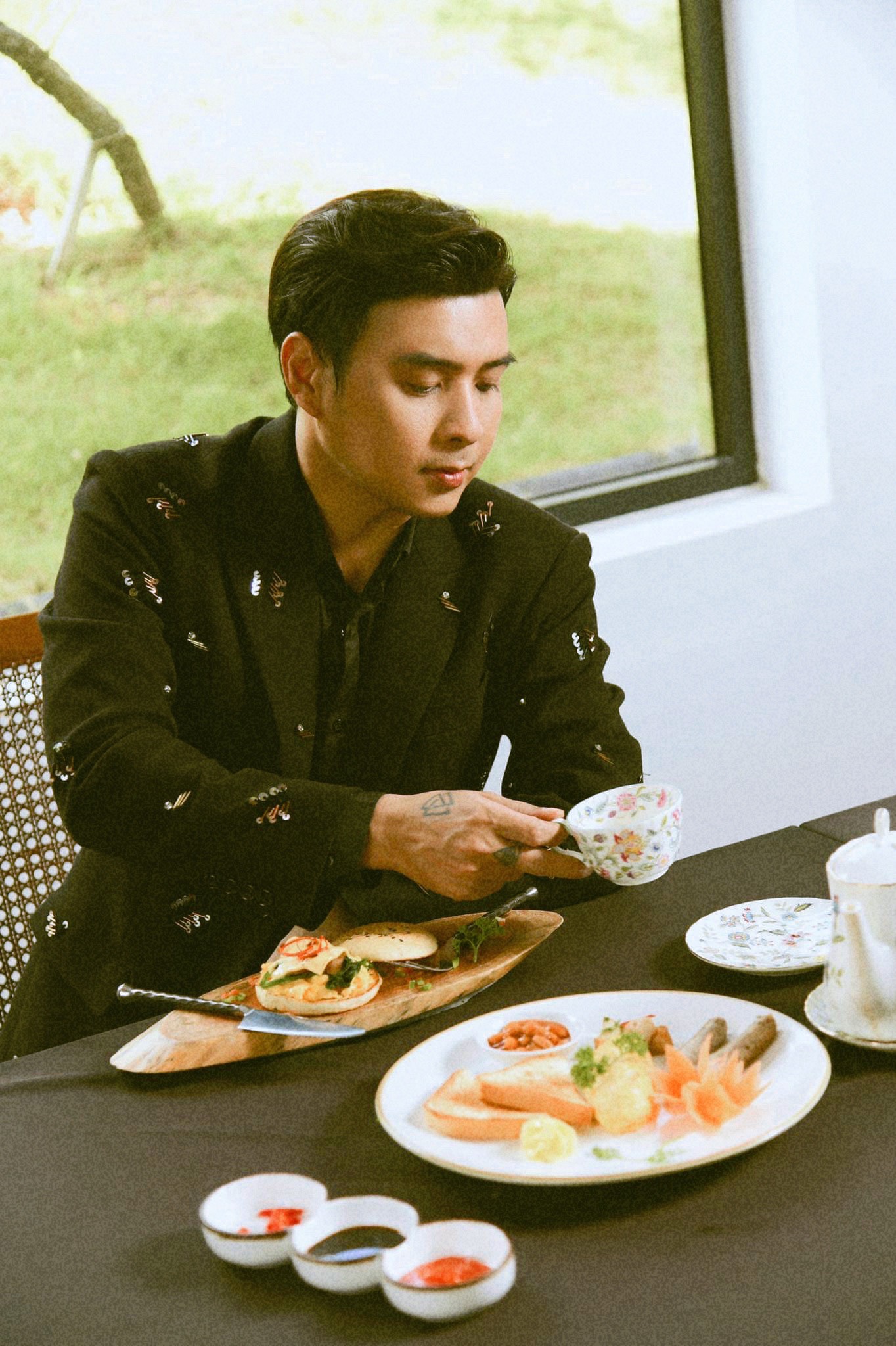 Hồ Quang Hiếu chi 300 triệu nghỉ dưỡng cùng mỹ nhân kém 14 tuổi - 16