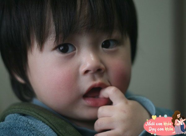 Cắn móng tay, ngoáy mũi, giật tóc...những hành động này có thể cho thấy con đang cầu cứu - 3