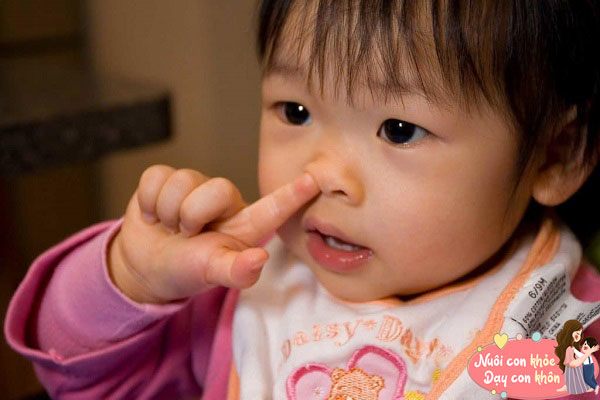 Cắn móng tay, ngoáy mũi, giật tóc...những hành động này có thể cho thấy con đang cầu cứu - 4