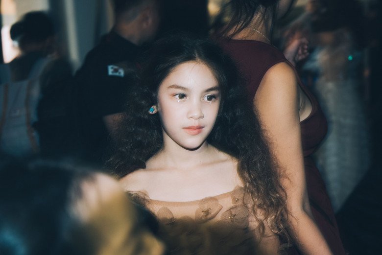 Bé gái Việt 13 tuổi cao 1m72 thả dáng náo loạn đường phố New York, là mẫu nhí Việt đầu tiên catwalk tại Mỹ - 3