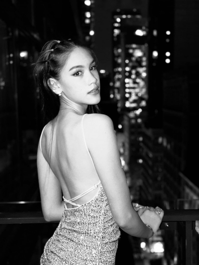 Bé gái Việt 13 tuổi cao 1m72 thả dáng náo loạn đường phố New York, là mẫu nhí Việt đầu tiên catwalk tại Mỹ - 8