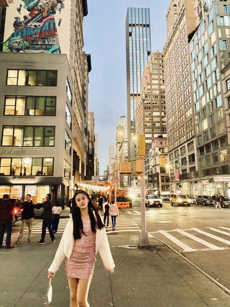 Bé gái Việt 13 tuổi cao 1m72 thả dáng náo loạn đường phố New York, là mẫu nhí Việt đầu tiên catwalk tại Mỹ - 16