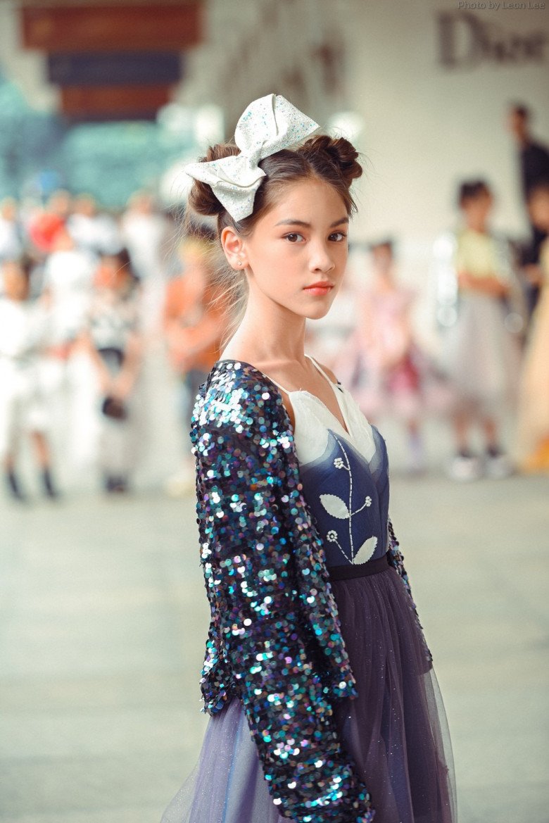 Bé gái Việt 13 tuổi cao 1m72 thả dáng náo loạn đường phố New York, là mẫu nhí Việt đầu tiên catwalk tại Mỹ - 2