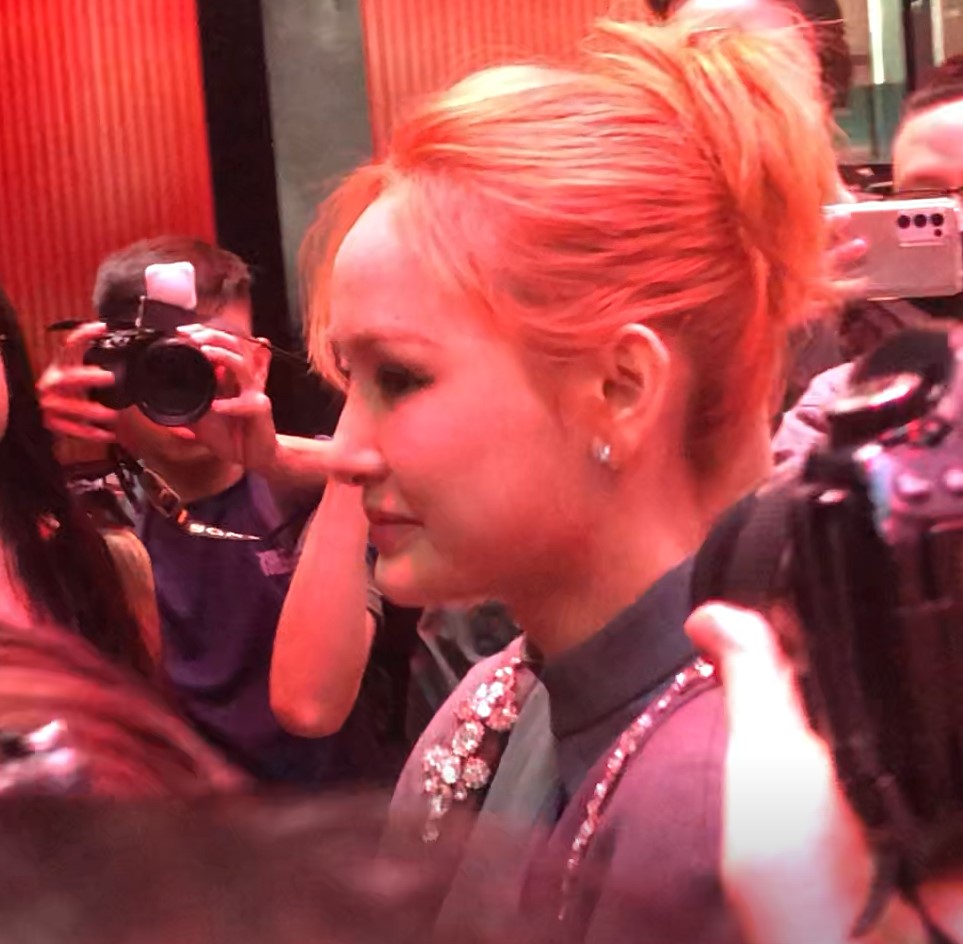 Hiền Hồ phải nhờ chỉnh ảnh vì xuất hiện với gương mặt như búp bê di động - 4