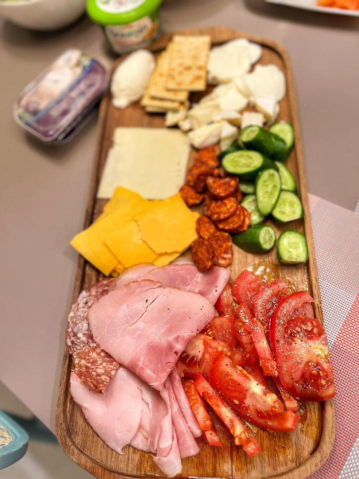 Siêu mẫu Hà Anh nấu cho chồng Tây và ái nữ bữa sáng thơm ngào ngạt, dân mạng khen "đã xinh còn khéo" - 8