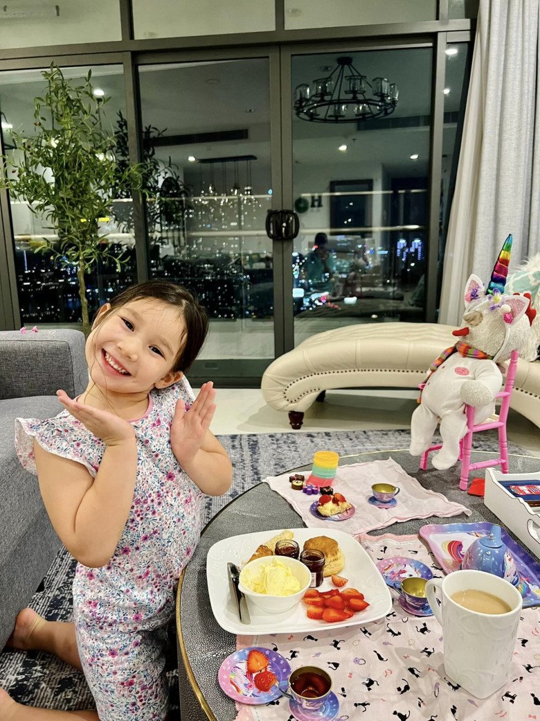 Siêu mẫu Hà Anh nấu cho chồng Tây và ái nữ bữa sáng thơm ngào ngạt, dân mạng khen "đã xinh còn khéo" - 9