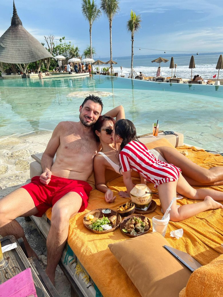 Siêu mẫu Hà Anh nấu cho chồng Tây và ái nữ bữa sáng thơm ngào ngạt, dân mạng khen "đã xinh còn khéo" - 1