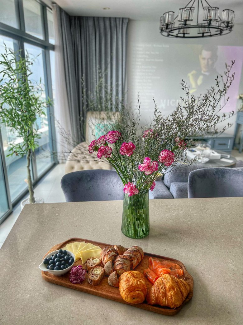 Siêu mẫu Hà Anh nấu cho chồng Tây và ái nữ bữa sáng thơm ngào ngạt, dân mạng khen "đã xinh còn khéo" - 2