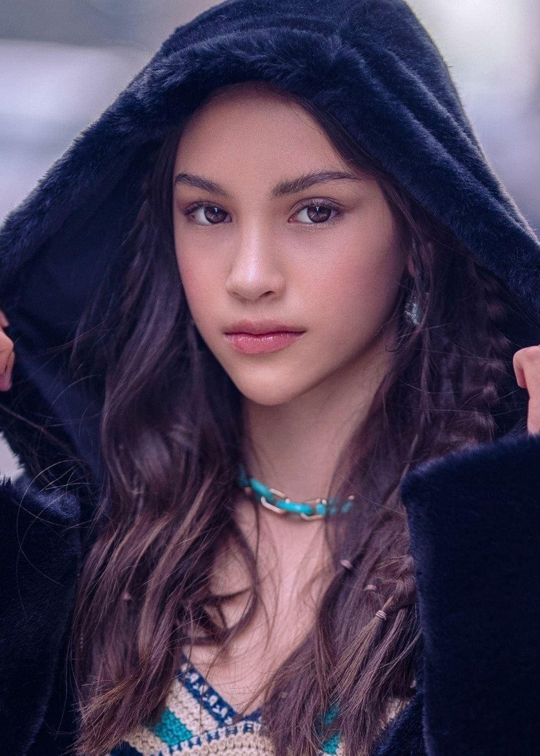 Bé gái Việt 13 tuổi cao 1m72 thả dáng náo loạn đường phố New York, là mẫu nhí Việt đầu tiên catwalk tại Mỹ - 7