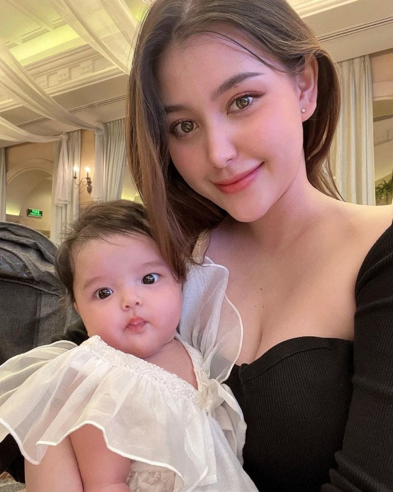 Hot girl đình đám sinh con đầu lòng được vợ streamer giàu nhất Việt Nam tặng vàng, sau sinh vẫn “mòn con mắt” - 4