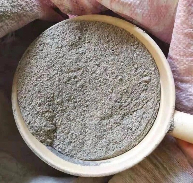 Bỏ 3 thứ nhỏ này vào chậu hoa giúp cản gió giữ ấm, trời lạnh đến đâu hoa cũng không sợ - 4