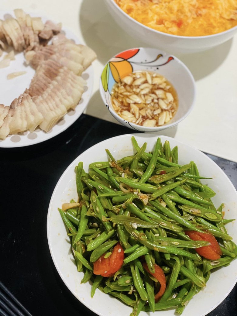 Sát Tết, siêu mẫu 3 con vẫn khoe bữa tối đơn giản chồng làm, khẳng định: "Có ăn là tốt rồi" - 5