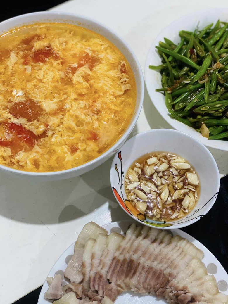 Sát Tết, siêu mẫu 3 con vẫn khoe bữa tối đơn giản chồng làm, khẳng định: "Có ăn là tốt rồi" - 6