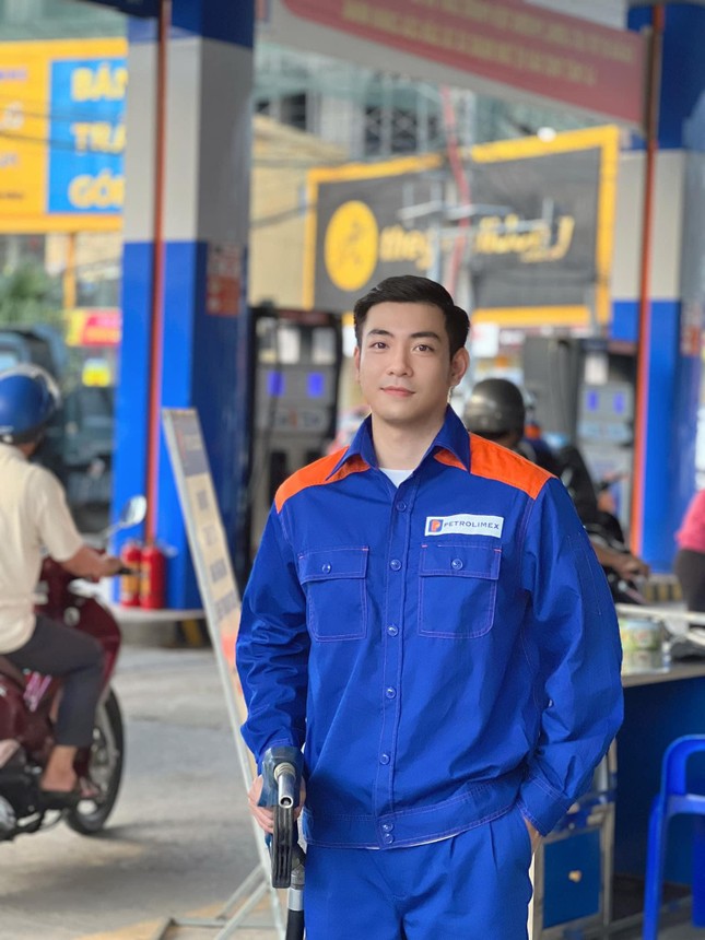 Bất ngờ thân thế &#34;hot boy cây xăng&#34; ở Nghệ An đang gây &#34;sốt&#34; mạng xã hội - 1