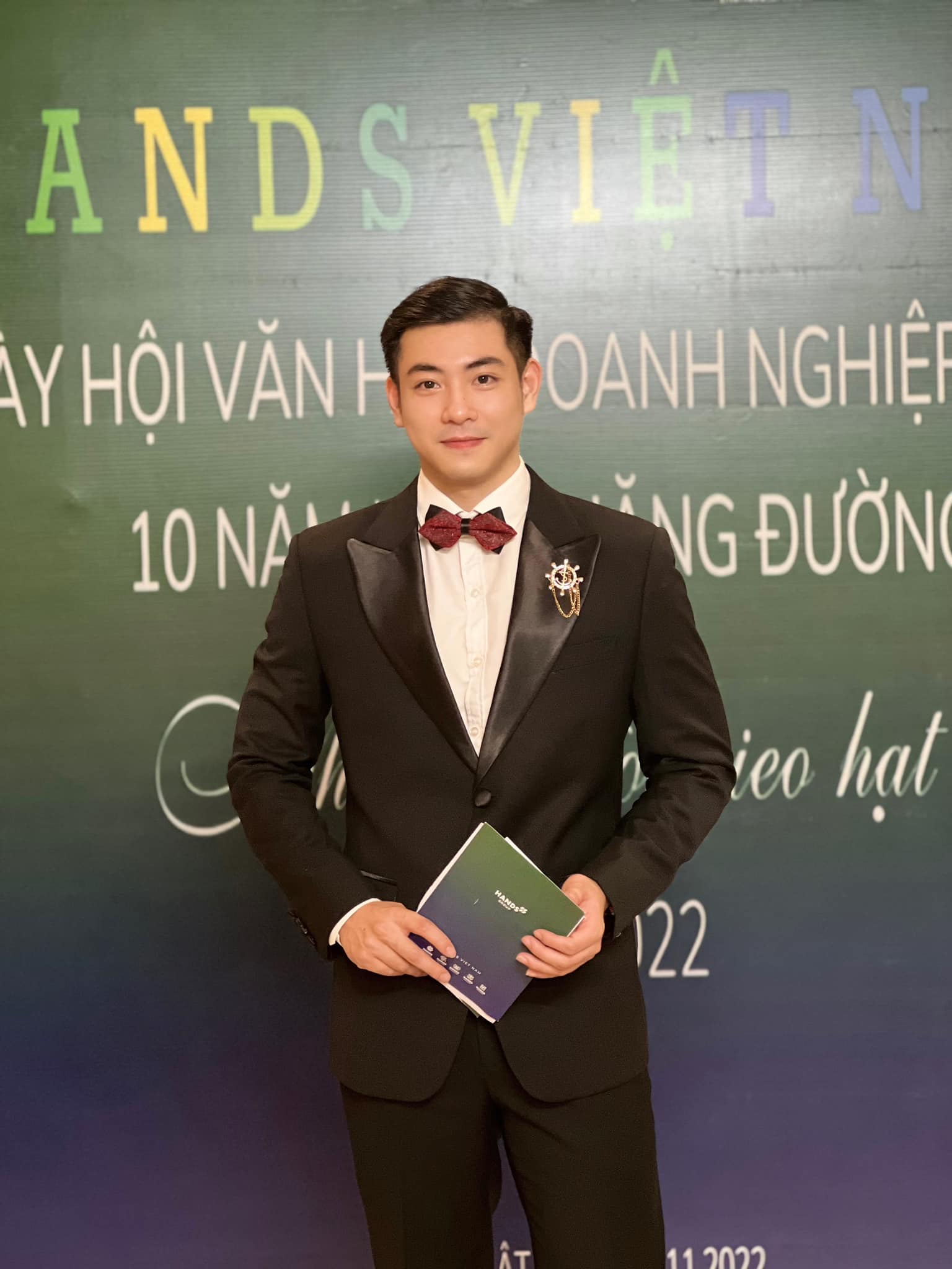 Bất ngờ thân thế &#34;hot boy cây xăng&#34; ở Nghệ An đang gây &#34;sốt&#34; mạng xã hội - 4