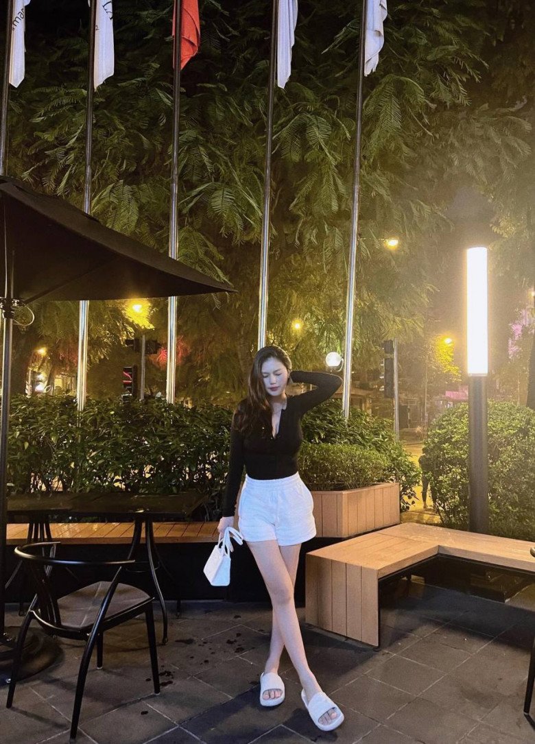 Hotgirl Tuyên Quang lấy chồng cầu thủ, đẻ xong 1 tháng mặc quần đùi ra phố, khoe dáng phát mê - 7