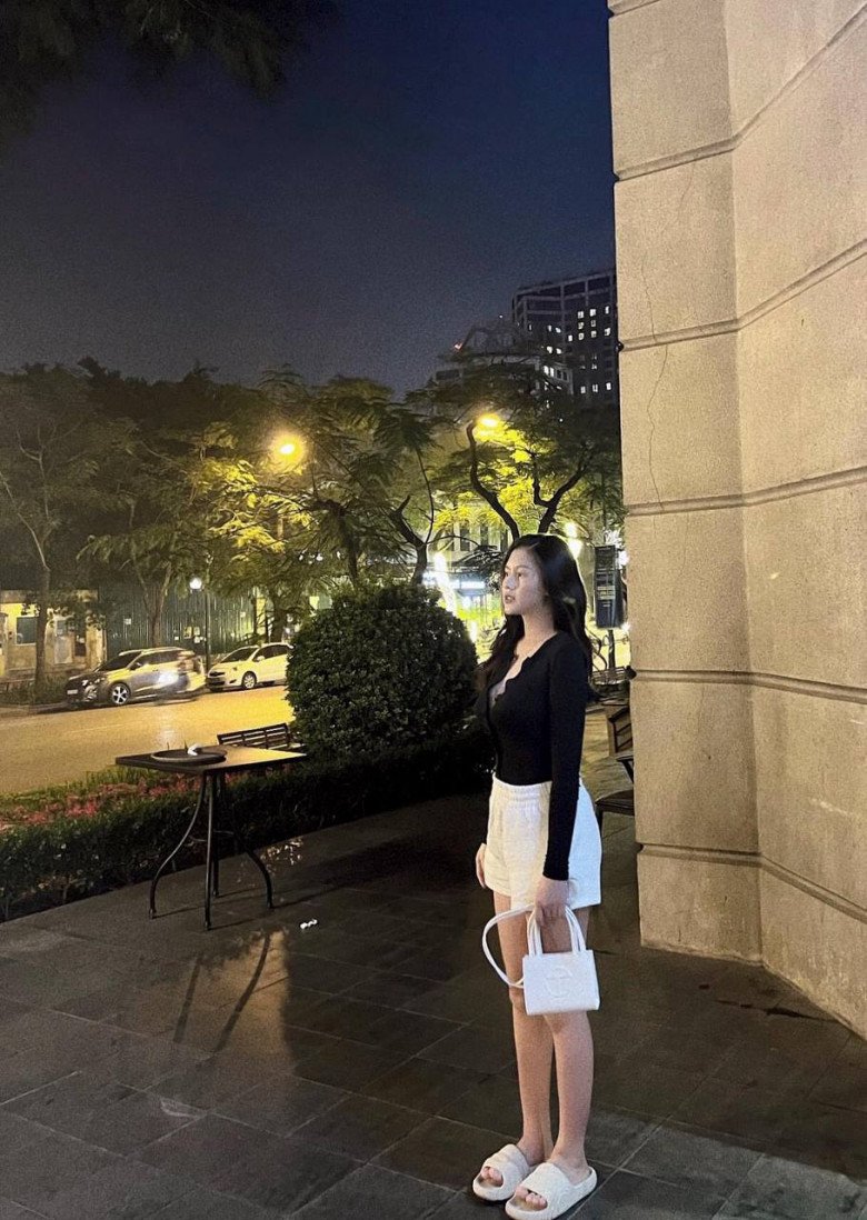 Hotgirl Tuyên Quang lấy chồng cầu thủ, đẻ xong 1 tháng mặc quần đùi ra phố, khoe dáng phát mê - 8